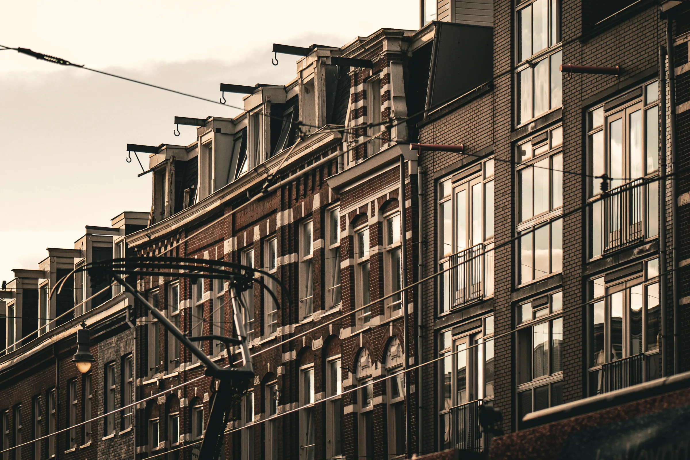 Rij woonpanden met bakstenen gevels langs een straat