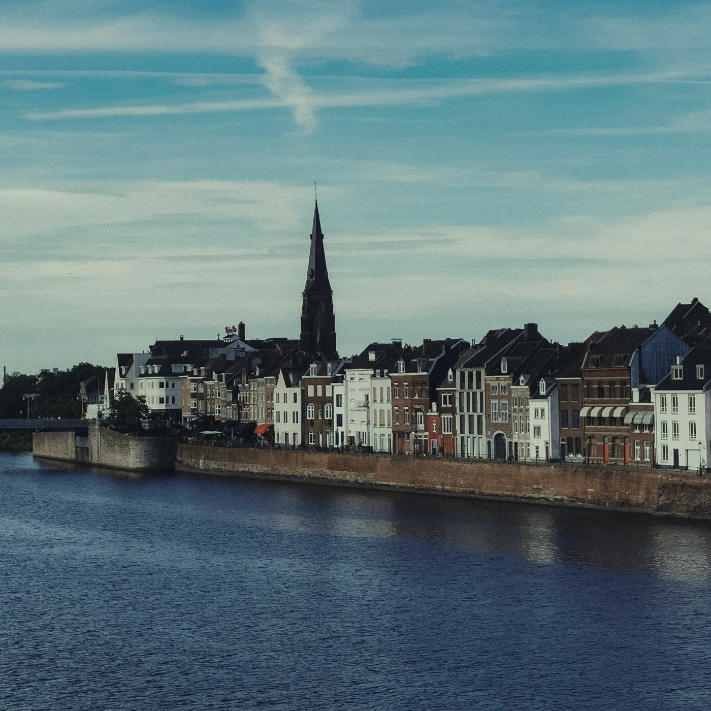 Gevelrij aan de Maas in Maastricht