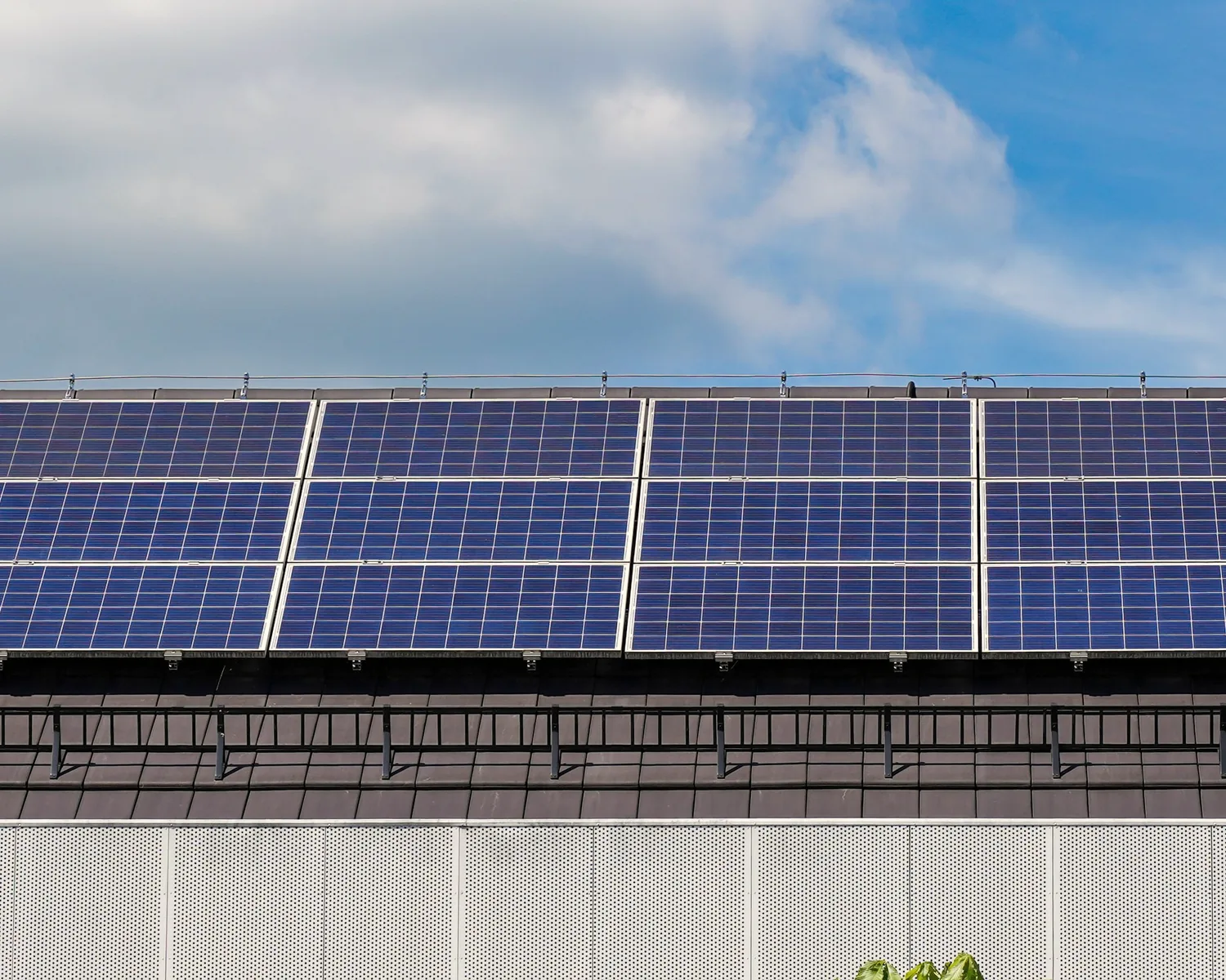 Zonnepanelen op het dak van een bedrijfspand